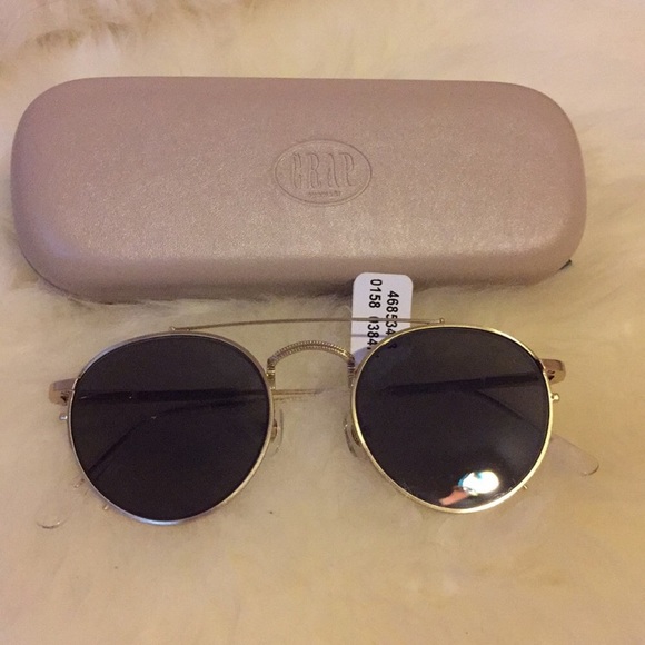 Urban Outfitters Accessories - Aviator sunglasses